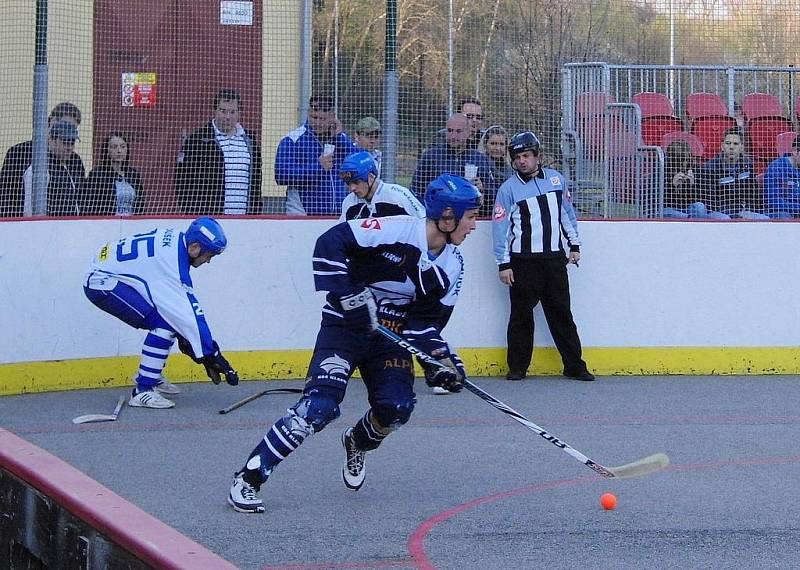 Třetí čtvrtfinálový zápas extraligy hokejbalu Vlašim - Alpiq Kladno 1:2.