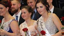 Maturanti z Neveklova zakončili studium na střední škole plesem.