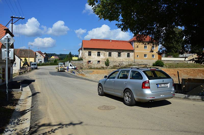 Rekonstrukce Pivovarského rybníka jde do finále, i když stavební povolení má akce až do května příštího roku. Snímek zachycuje situaci 3. září 2021.