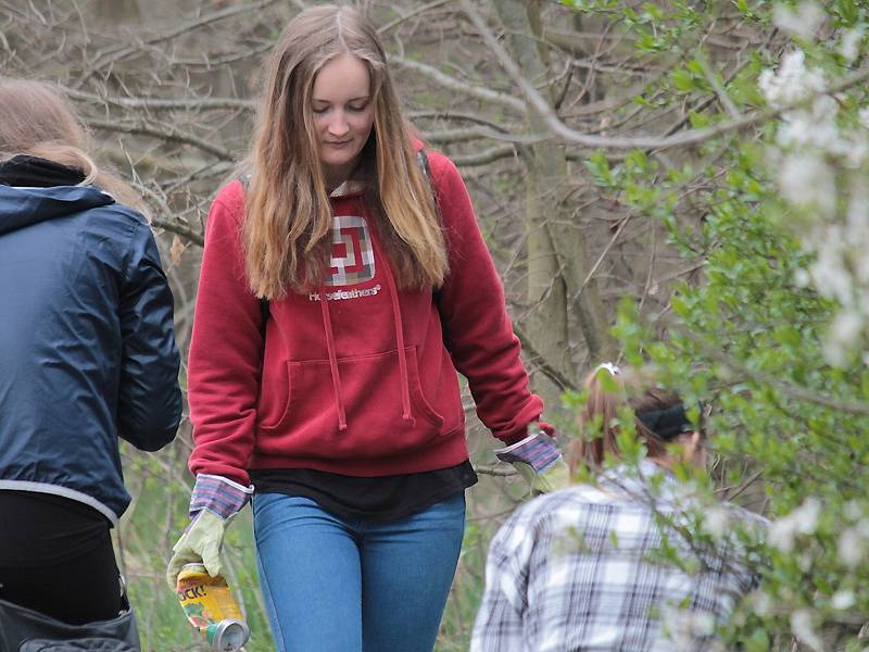 Benešovské studentky a studenti uklízeli nepořádek na okrajích města.