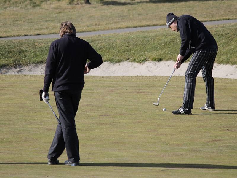 Zatímco jedni nazuli na nohy lyže, druzí se vydali na golfové hřiště.