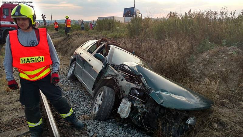 Střet vlaku s osobním automobilem na přejezdu nedaleko železniční stanice Vlašim.