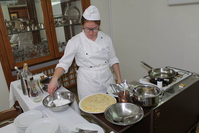 Ve vlašimském zámku předvedly studentky prvního ročníku, jak se dělají výborné flambované palačinky.