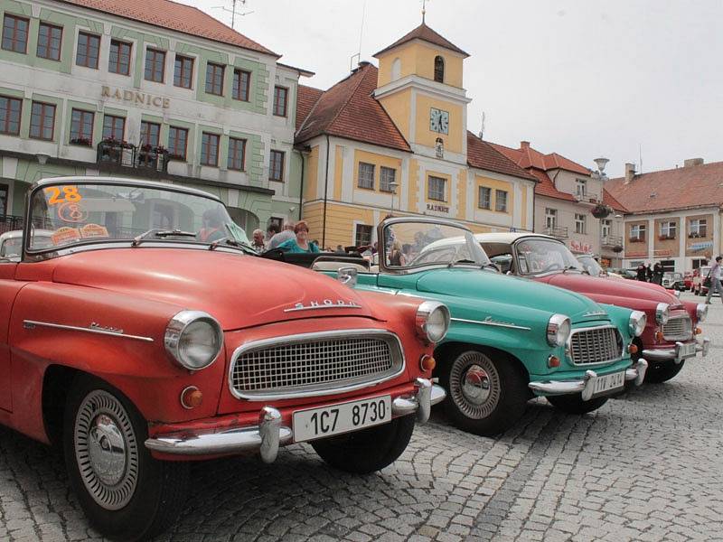 Historická vozidla začala na votické Komenského náměstí najíždět v sobotu po půl dvanácté.