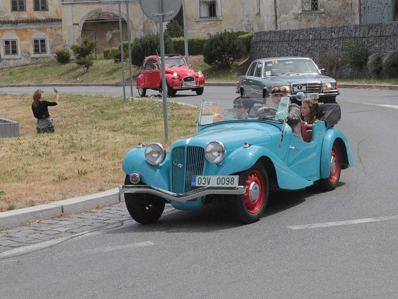 Historická vozidla začala na votické Komenského náměstí najíždět v sobotu po půl dvanácté.