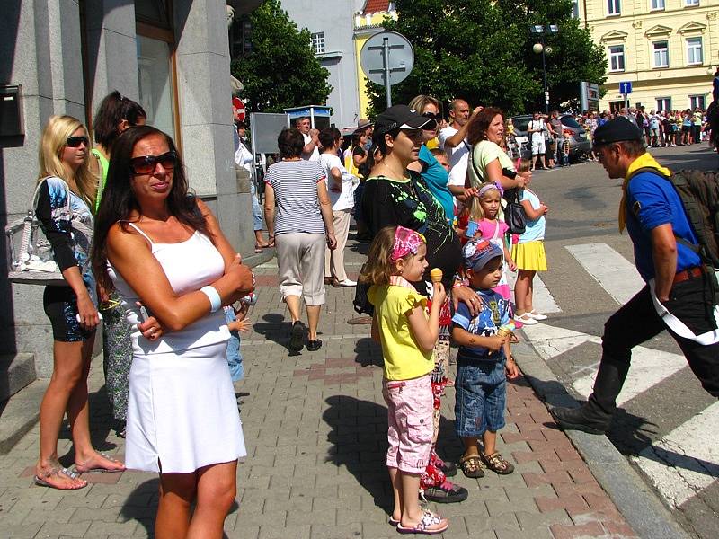 Impozantní příjezd kolony kavaleristů na benešovské Masarykovo náměstí.