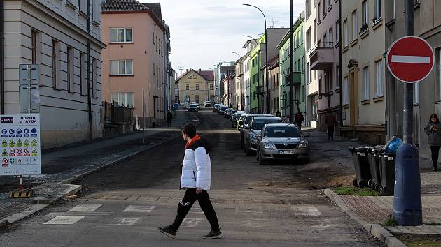 Mezi plánovanými investicemi je také ta do dokončení revitalizace Jiráskovy ulice. Při realizaci letos spotřebuje město 30 milionů korun.