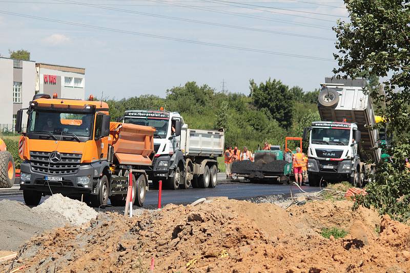 Práce na stavbě okružní křižovatky.