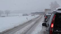 Dopravní komplikace na Benešovsku po vydatném sněžení v noci na úterý 6. prosince 2022.