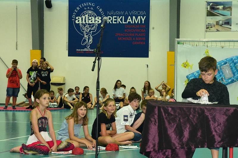 Ze školní akademie ve sportovní hale v Králově Dvoře.