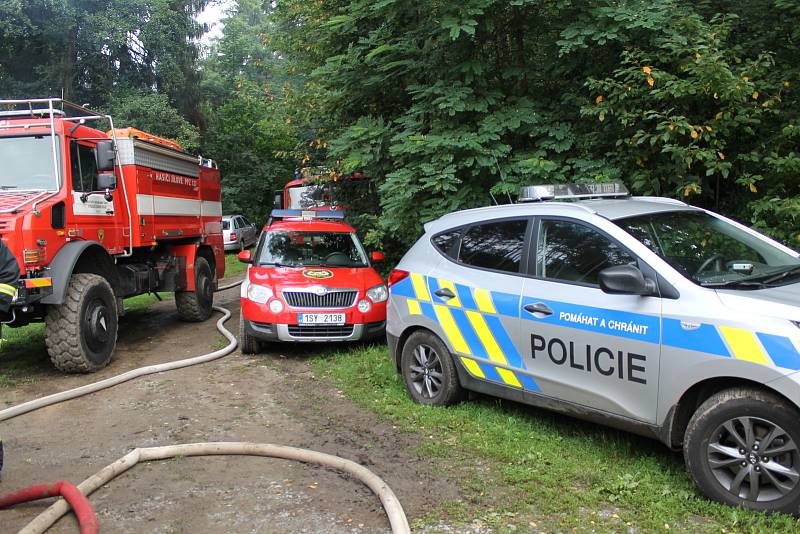 Proč shořela chata v Prosečnici na Benešovsku, zjišťují nyní policisté.