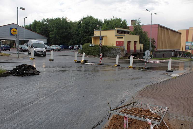 Práce na opravě okružní křižovatky mezi Riegerovou a Blanickou ulicí ve Vlašimi.