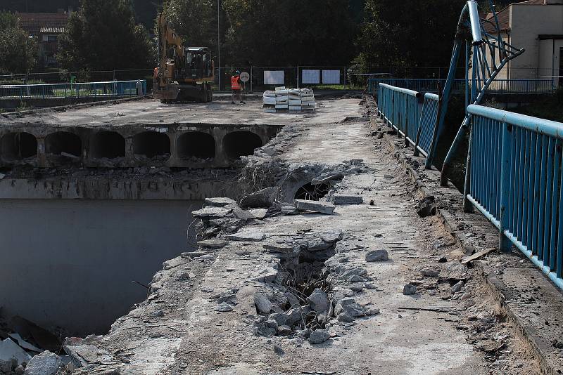 Demolice mostu v Sázavě.