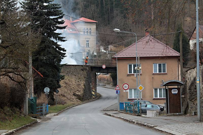 Podjezd pod železnicí s výpadovkou ze Sázavy k dálnici D1. Pohled z  Benešovské ulice.