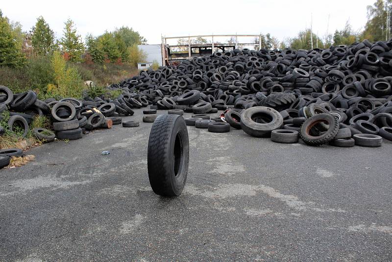 Bývalá továrna na zpracování starých pneumatik u Bělčic 13. října 2021.