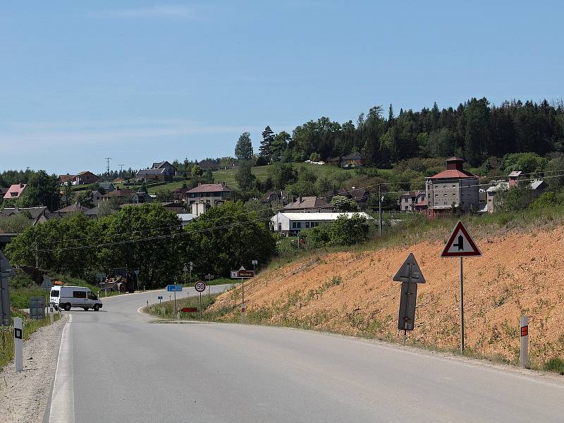 Přeložka silnice u Heřmaniček vede souběžně s novou trasou koridoru.