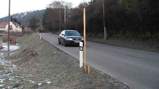 Podél silnice v Čakovicích možná už brzy přibude chodník.