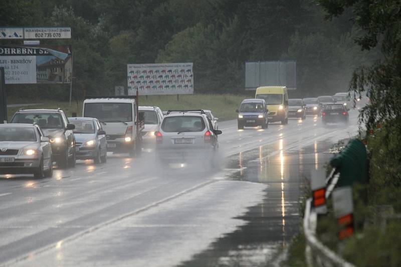 Laguna na mezinárodní silnici E55 u Benešova.