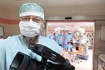 Petr Ballek při práci na operačním sále benešovské nemocnice.