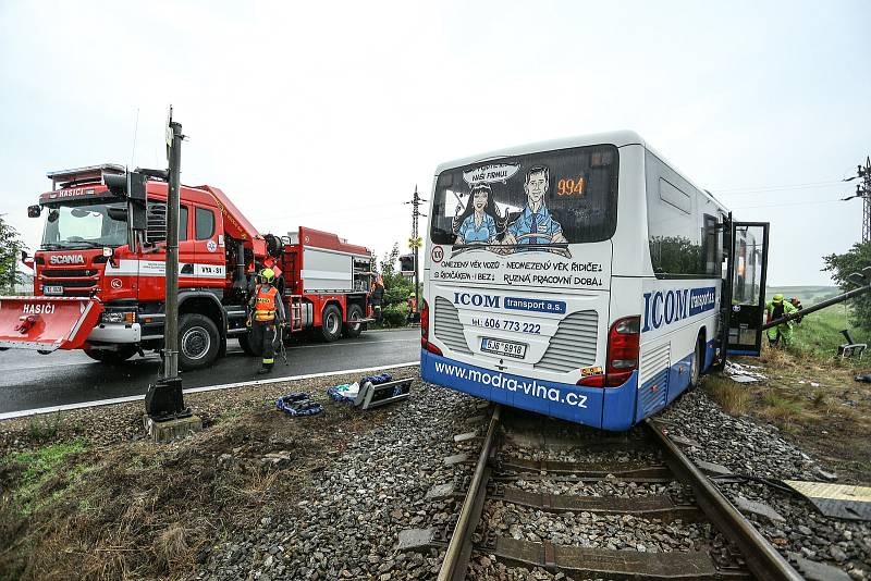 Ke srážce vlaku s autobusem došlo u Struhařova na Benešovsku v neděli 14. června.