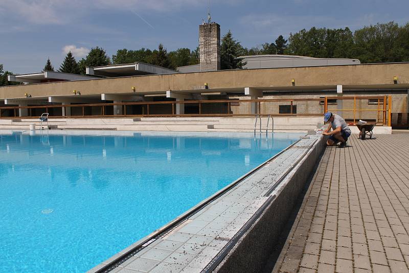 Před zahájením nové, letní sezóny musí pracovníci vlašimské koupaliště uklidit a zrenovovat.