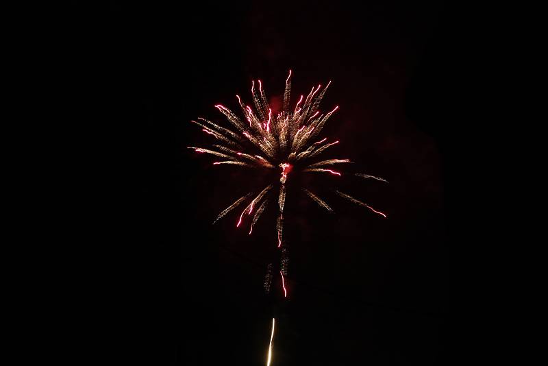 Noční nebe nad Louňovicemi pod Blaníkem ozdobily silvestrovské ohňostroje.