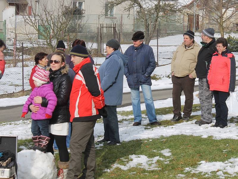 Masopustní veselice na návsi v Červeném Újezdu u Votic.