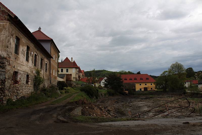 Rekonstrukce Pivovarského rybníka v Louňovicích pod Blaníkem, stav v pátek 21. května 2021.