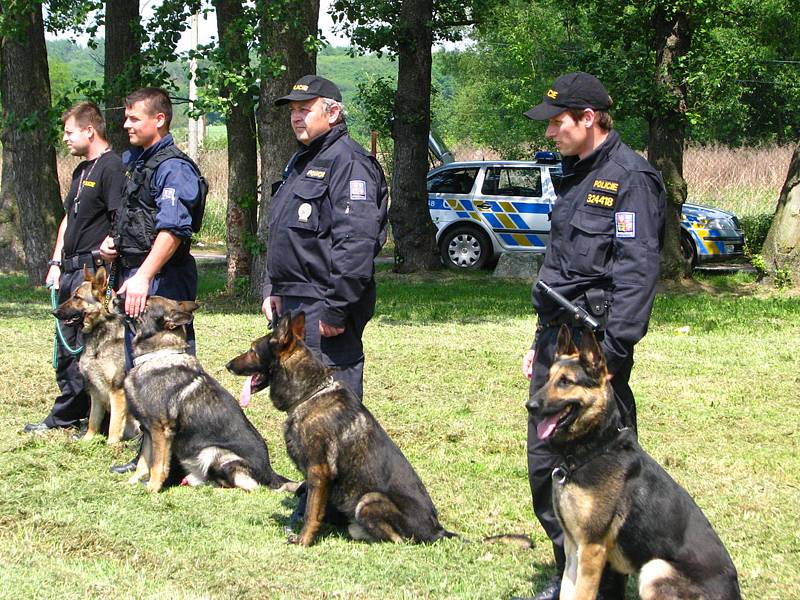 Policejní psovodi předvedli školákům čtyřnohé parťáky.