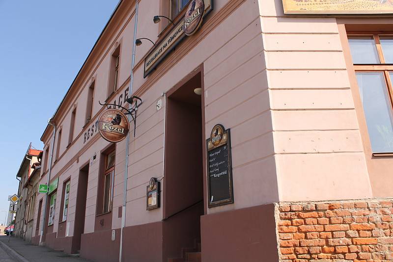 Restaurace na Benešovsku a jejich provozovatelé nový zákon o zákazu kouření příliš neprožívají. V případě, že někdo zákaz nebude respektovat, pomůže jim policie.