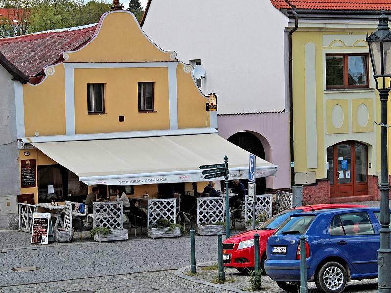 Zahrádka restaurace U Bakaláře na Žižkově náměstí ve Vlašimi.