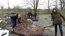 S úklidem černé skládky v Benešově pomáhali především studenti benešovské SOŠ a SZŠ.