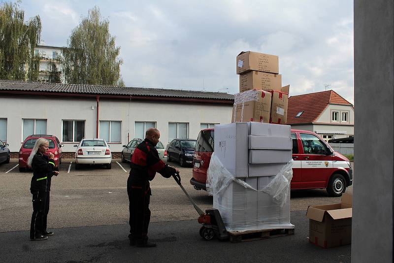 Distribuce materiálu na nouzové přežití v Benešově.