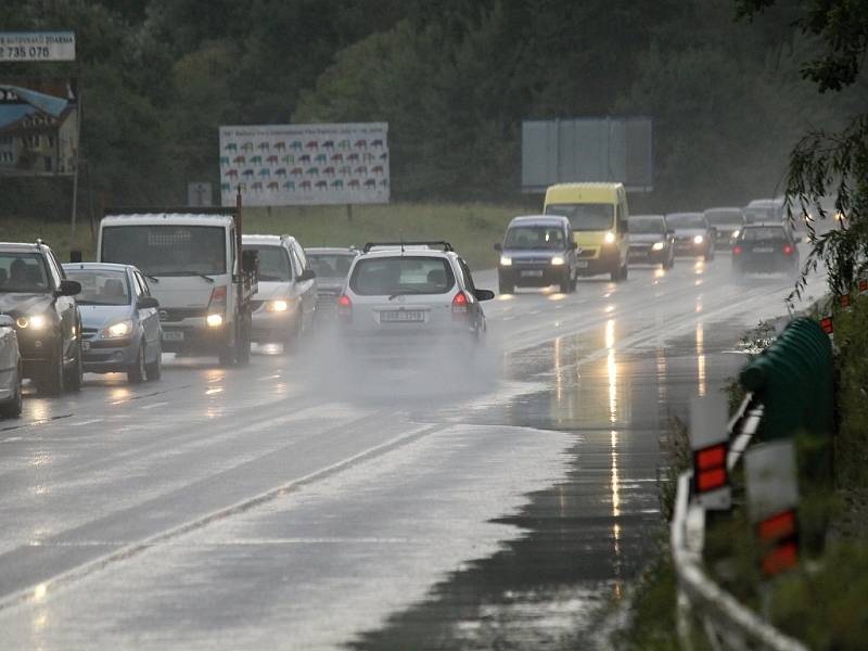 Laguna na mezinárodní silnici E55 u Benešova.