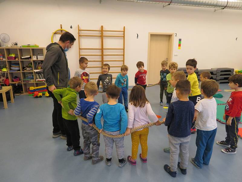 Děti v mateřské škole Minisvět Mrač se učily vázat uzly.