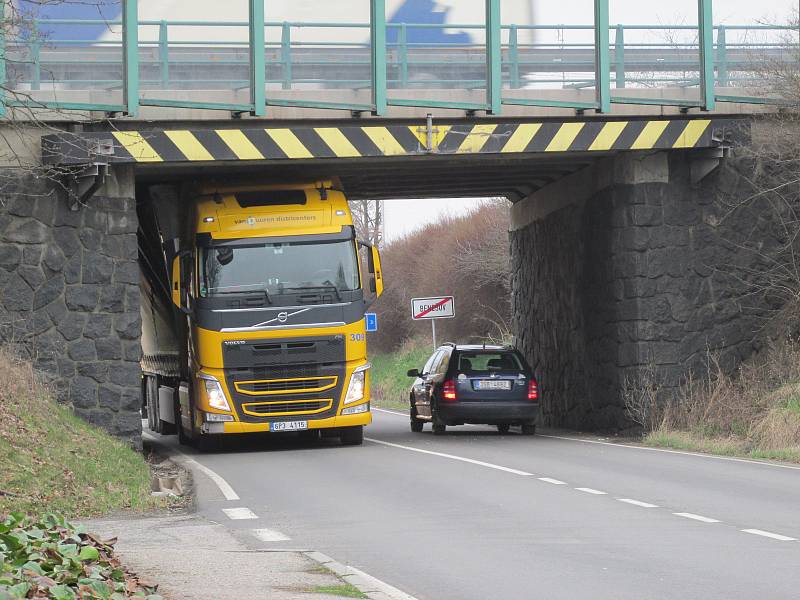 Dopravní nehoda u podjezdu silnice E55 v benešovské Máchově ulici.