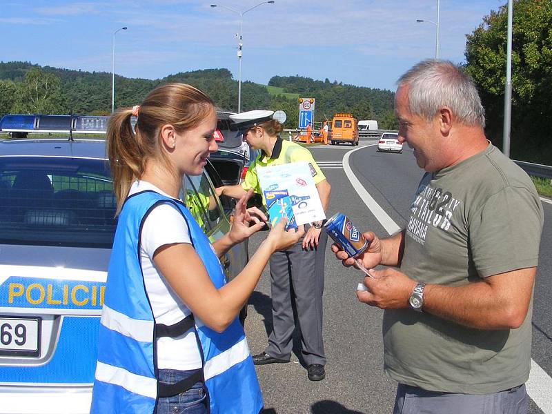 Akce Řídím, piju nealko pivo na nájezdu na dálnici D1 v Mirošovicích. 