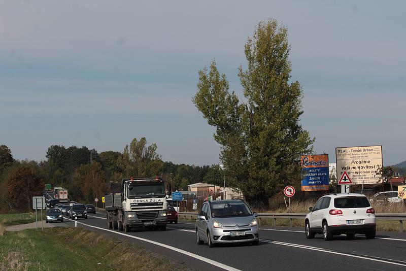 Nebezpečná křižovatka U Topolu na jihu Benešova leží na mezinárodní silnici E55..