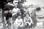 Bukovany. Fotografie party brigádníků při stavbě nové hasičské zbrojnice v polovině 70. let.