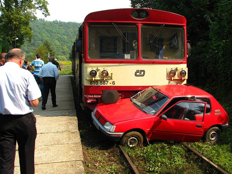 Srážka osobního auta a motorového vlaku  ve Zlenicích.