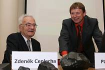 na snímku Dr. Zdeněk Ceplecha (vlevo) a jeho nástupce Dr. Pavel Spurný s meteority při 50. výročí pádu Příbramských meteoritů - rok 2009