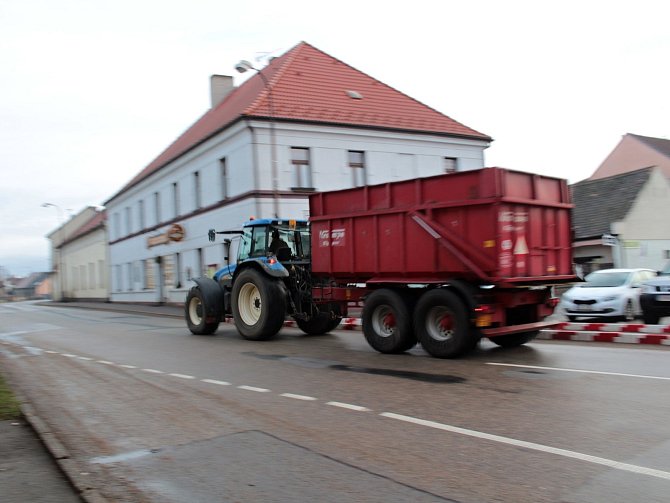 Místní komunikace poškozuje kamionová doprava i místní zemědělci.