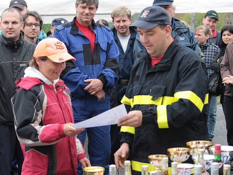 Déšť znemožnil regulérní soutěž v Prosenické Lhotě, tak hasičská družstva provětrala požární stříkačky jen rekreačně.