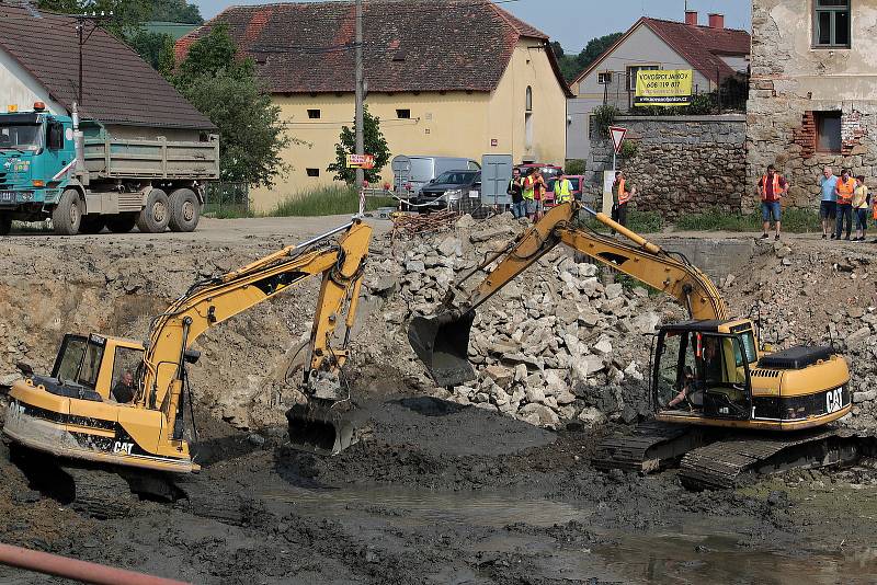 Pivovarský rybník v Louňovicích pod Blaníkem.