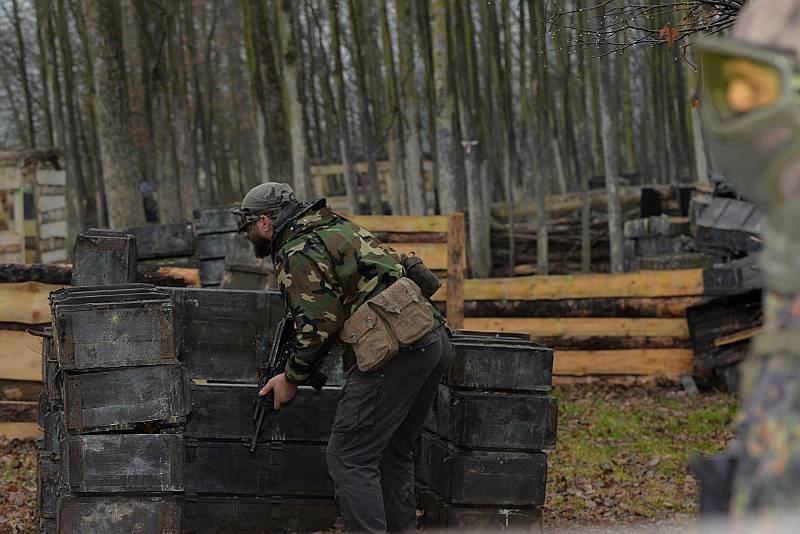 Ze druhého dílu paintballové bitvy Stalingrad v Benešově na vrchu Kavčák.