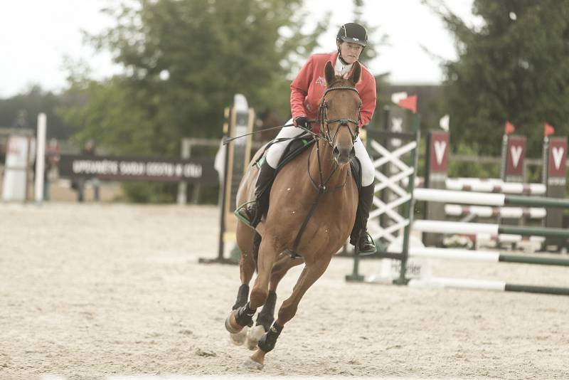 Závod skokového poháru Paragan jump tour v jezdeckém areálu v Opřeticích.