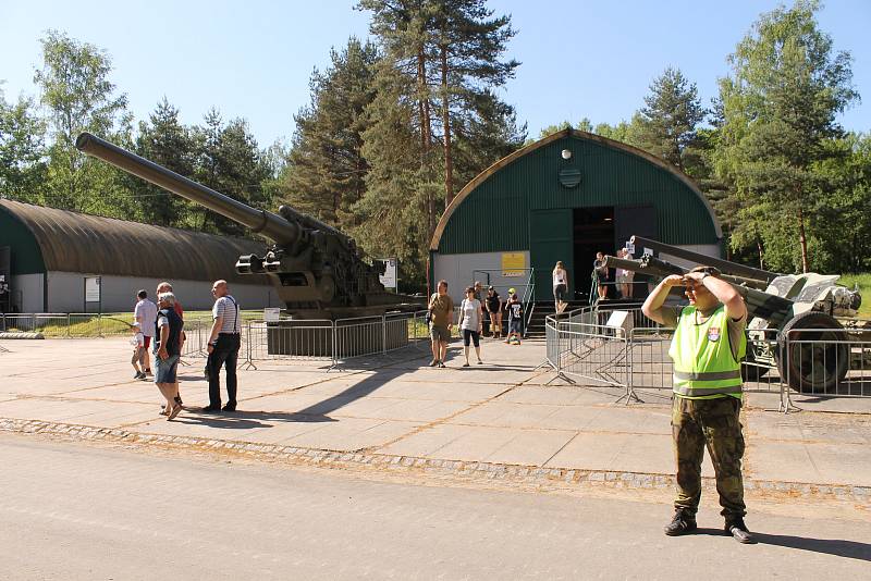 Vojenské technické muzeum se opět po roce velkolepě otevřelo veřejnosti. Dvacátou druhou sezonu zahájil průlet letounů i ukázka bitvy u Zborova.