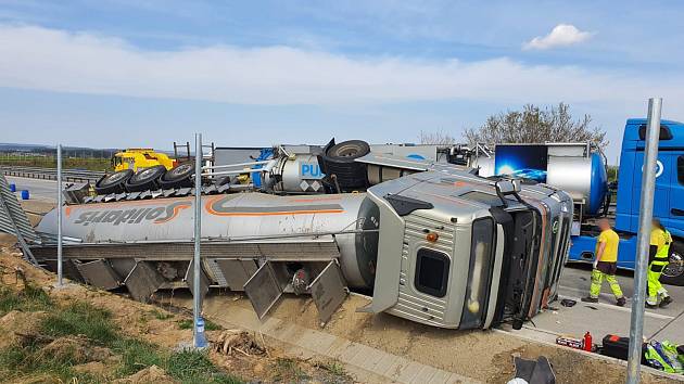 Z nehody kamionu u exitu 66 na dálnici D1 v sobotu 18. dubna 2020.