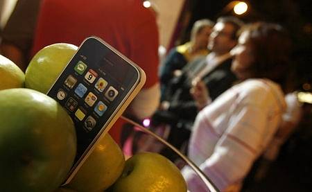 O půlnoci z 21. na 22. srpna zahájili čeští operátoři prodej nového telefonu Apple iPhone 3G.