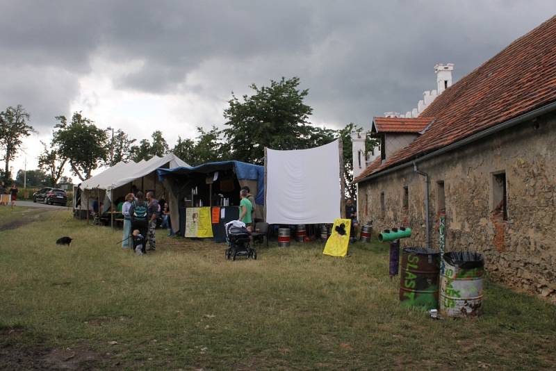 VlčkoviceFest stále pokračuje. Teprve až v neděli ráno se přítomní rozloučí bohoslužbou pod širým nebem.